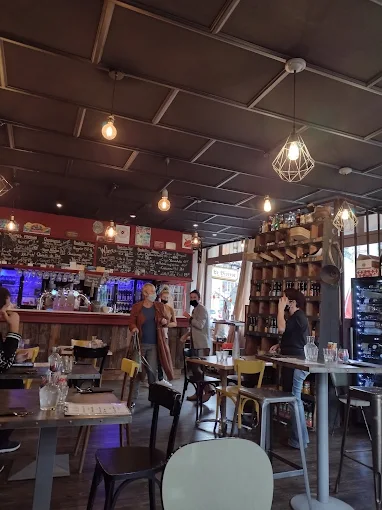 Bar et comptoir du Bistrot avec son ambiance chaleureuse