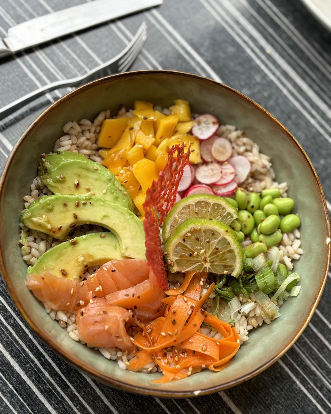 Poke bowl saumon avocat