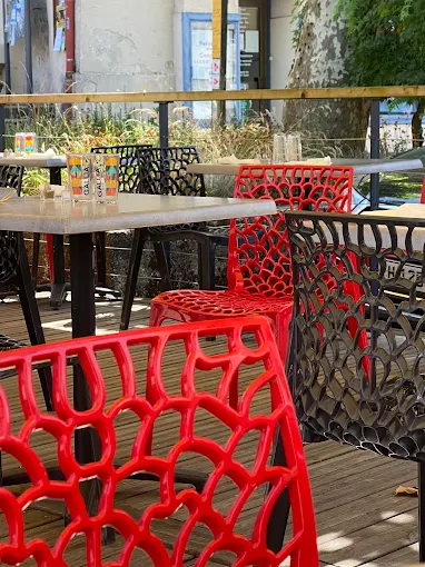 Terrasse extérieure chaises rouges design